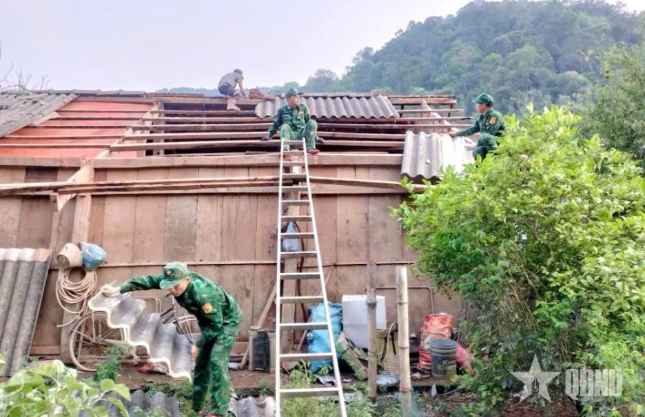 Bộ đội Biên phòng giúp dân khắc phục hậu quả dông lốc